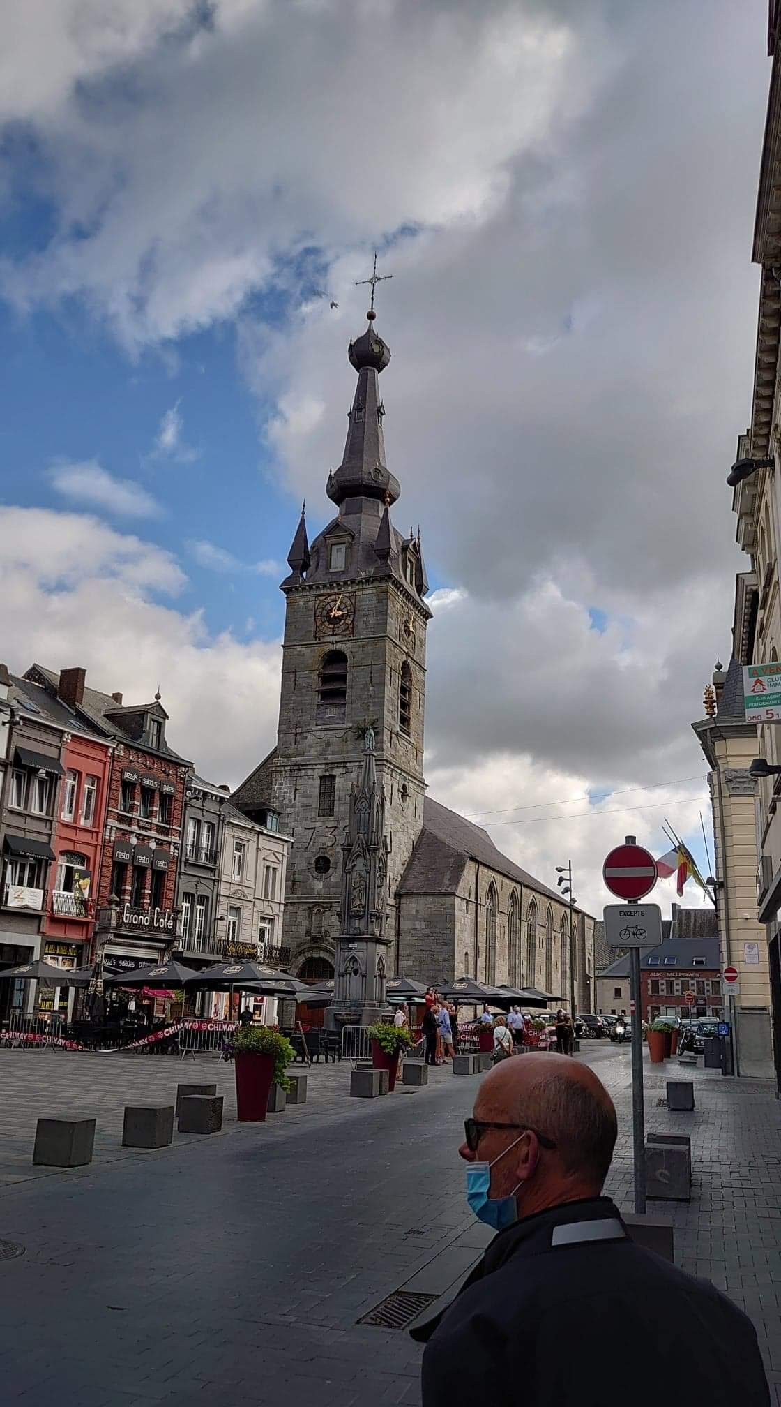 La collégiale de Chimay et son carillon à 26 cloches.