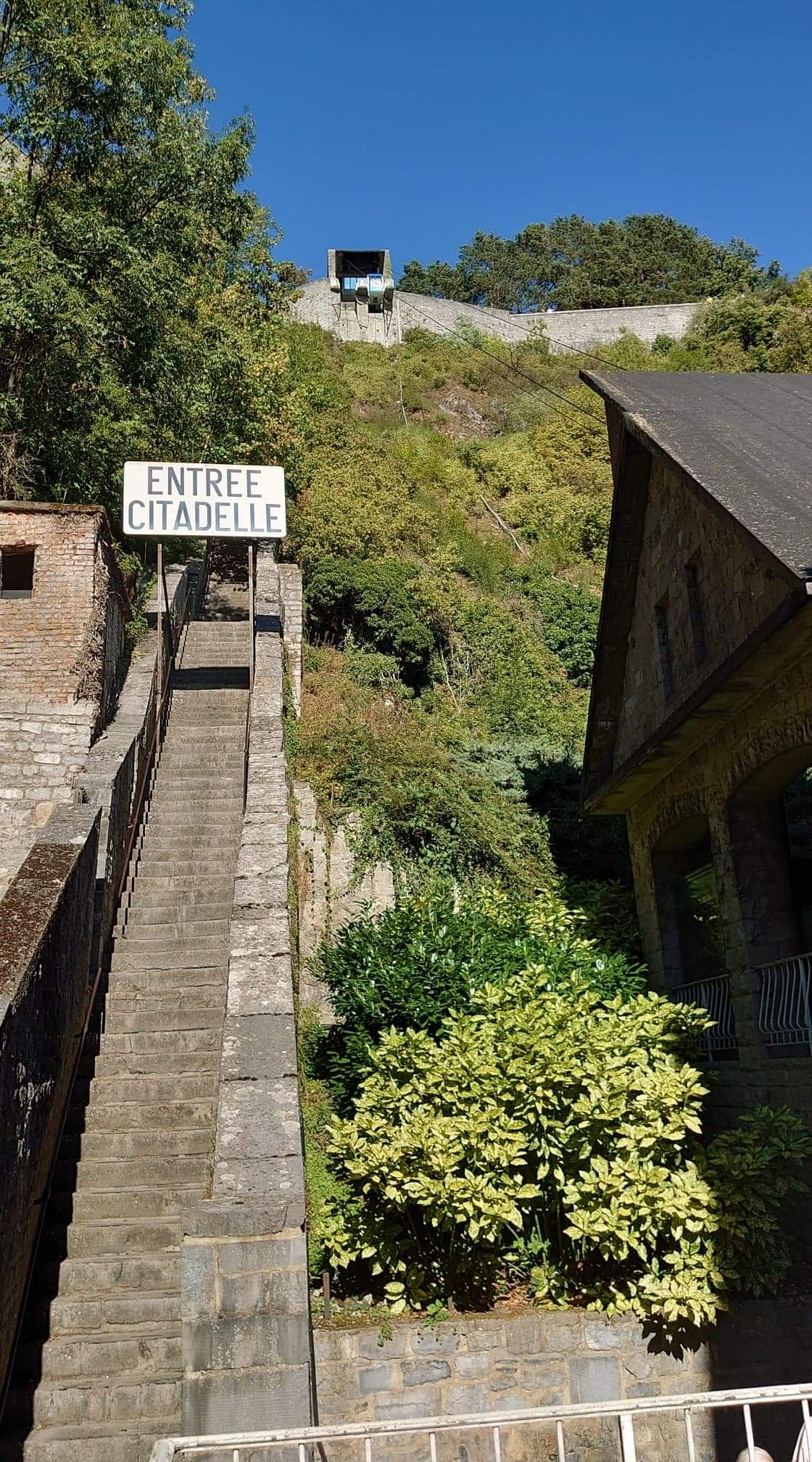 Au pied des 408 marches vers la citadelle de Dinant