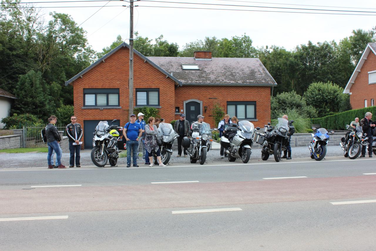 Le groupe, à 2 pas du circuit...